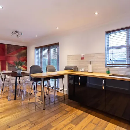 Toast Stays - Gilmonby Grove *